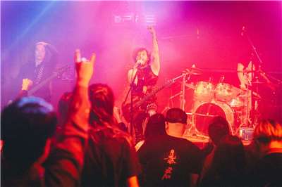 Laang sur scène - Willy Krieg Tai à gauche et Haitao Yang à droite (photo Rainer Schirrmeister)