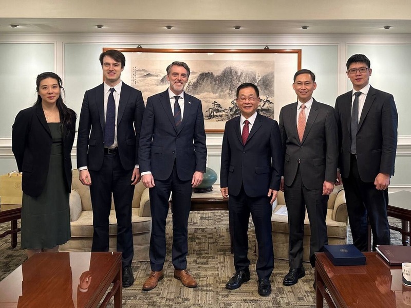 Le dignitaire américain en charge de l'APEC, Casey Mace (3e à gauche) est reçu par la Diplomatie taïwanaise (photo CNA)