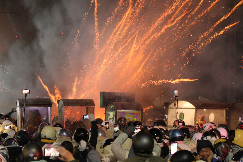 Le festival de pétards à l'occasion de la fête des lanternes à Yanshui dans le sud de Taïwan (photo : CNA)
