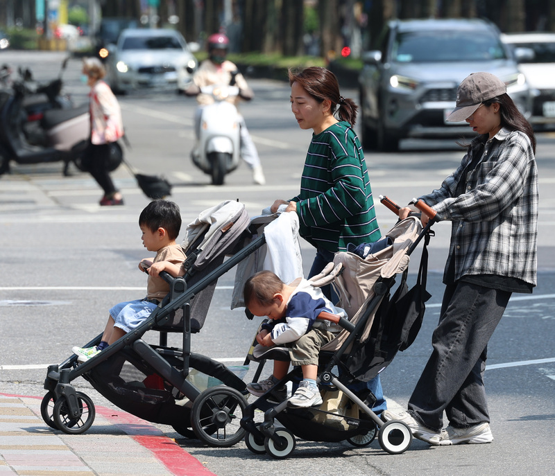 Les familles d'enfant(s) de moins de 12 ans pourront désormais employer une aide à domicile étrangère (Image : CNA)