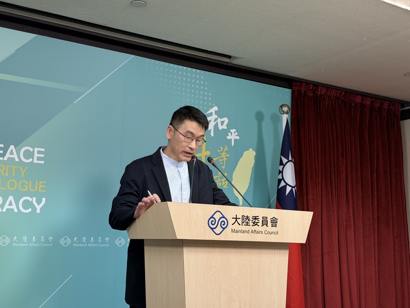 Le porte-parole de la MAC Liang Wen-chieh rend publics les résultats d'un sondage sur les relations interdétroit (photo, CNA)