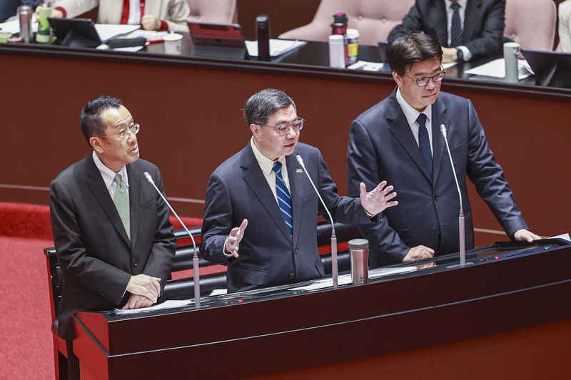 Le Premier ministre Cho Jung-tai (au centre), le président de la MAC (à droite) et le ministre de la Défense (à gauche) ont réagi devant le Yuan législatif au projet de visite en Chine et de rencontre avec le Président chinois Xi Jinping, début avril, de la présidente du Kuomintang Cheng Li-wun (photo : CNA)