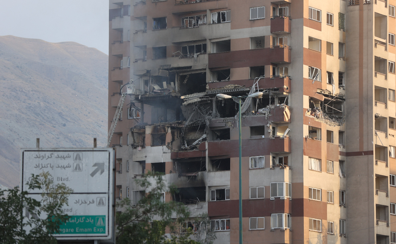 Un bâtiment endommagé par des frappes aériennes israéliennes à Téhéran, capitale de l'Iran, le 13 mars 2026 (Image : Reuters)