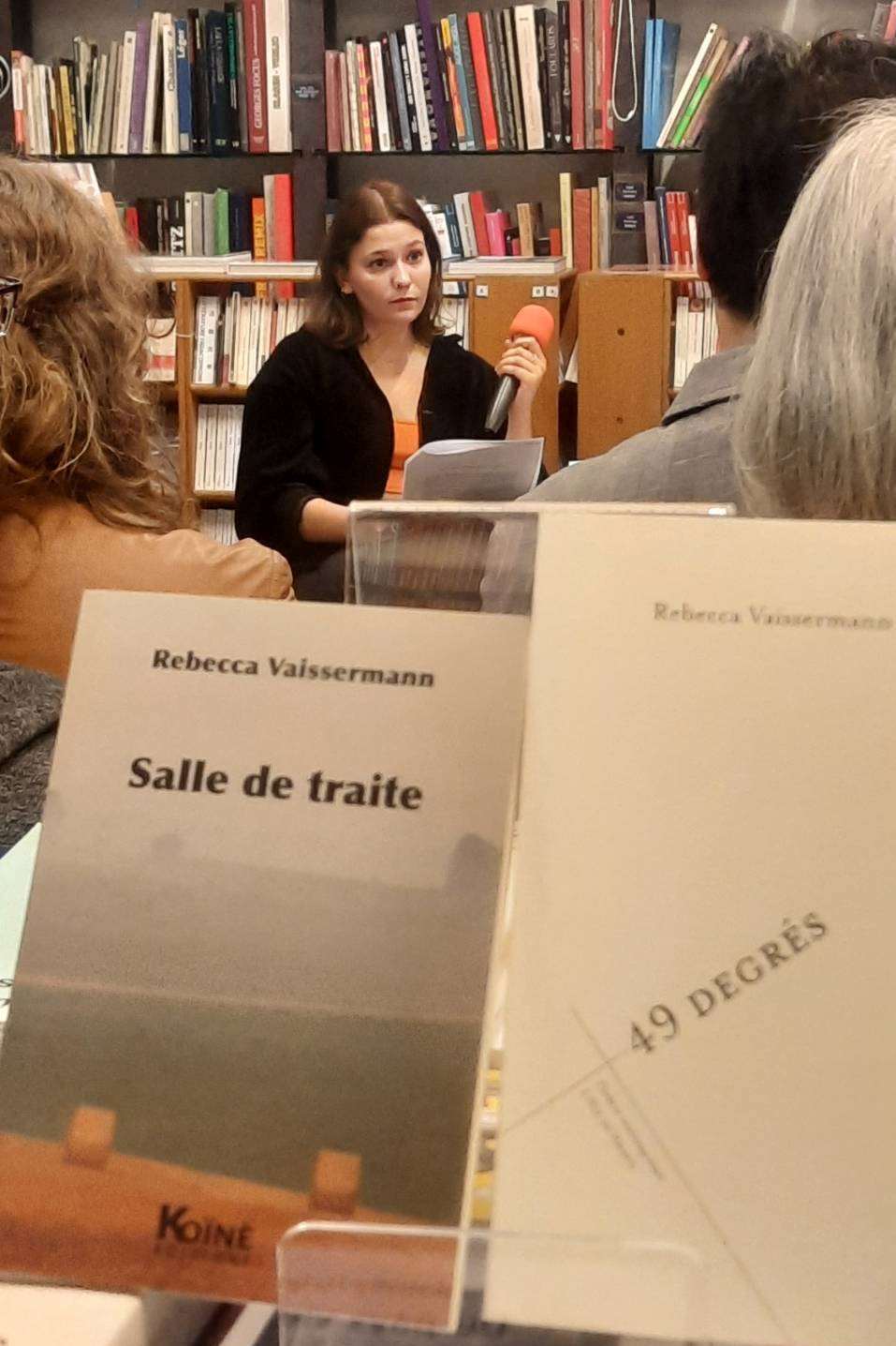 Rebecca Vaissermann partage les fruits de sa résidence, à la librairie Le Pigeonnier, avec au premier plan deux de ses livres (photo Rti)