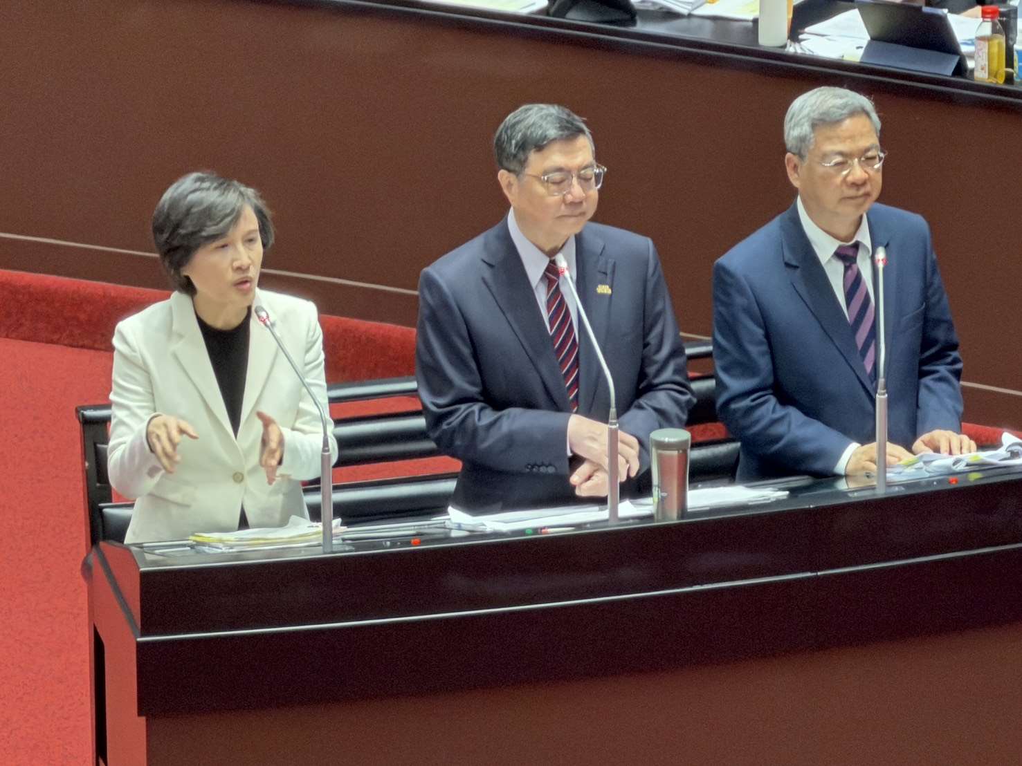 Le Premier ministre Cho Jung-tai (au centre), la Vice-Première ministre Cheng Li-chun (à gauche) et le ministre de l'Economie Kung Ming-hsin (à droite) répondent à des questions des députés (photo : CNA)(photo : RTI / 鄭佑漢)
