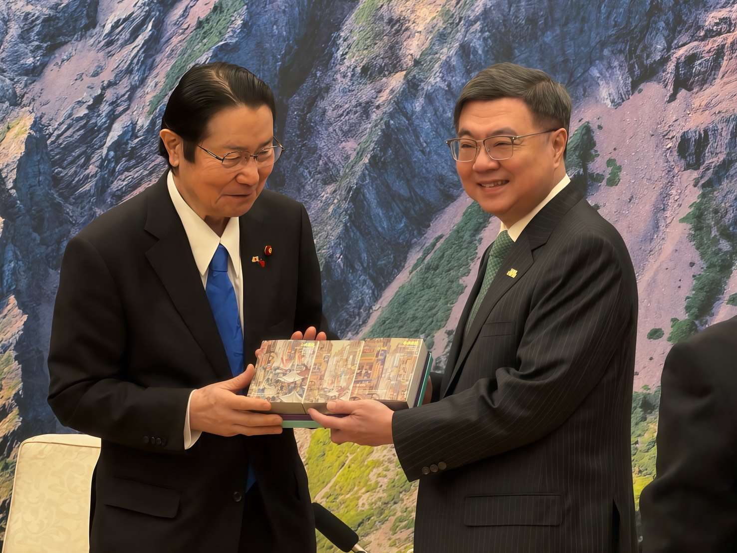 Le Premier ministre taïwanais Cho Jung-tai (droite) reçoit le président de l’Association d’amitié Japon–Taïwan, Seishiro Eto (photo Rti)