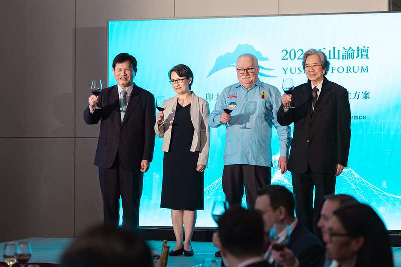 La Vice-Présidente Hsiao Bi-khim et l'ancien Président polonais Lech Walesa (tous deux au centre) lors d'un toast au Forum de Yushan à Taipei le 17 mars 2026 -photo : Présidence)