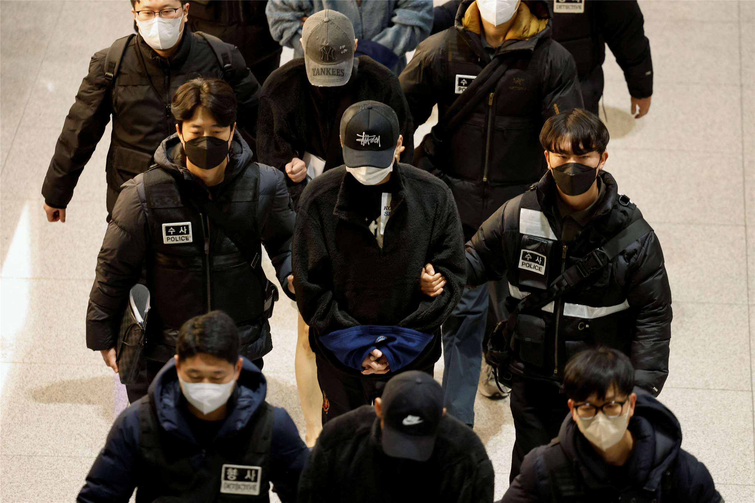 Un vol charter de Korean Air transporte 73 membres d'un réseau d'escroquerie vers Séoul depuis Phnom Penh le 23 janvier 2026 (Image : Reuters)