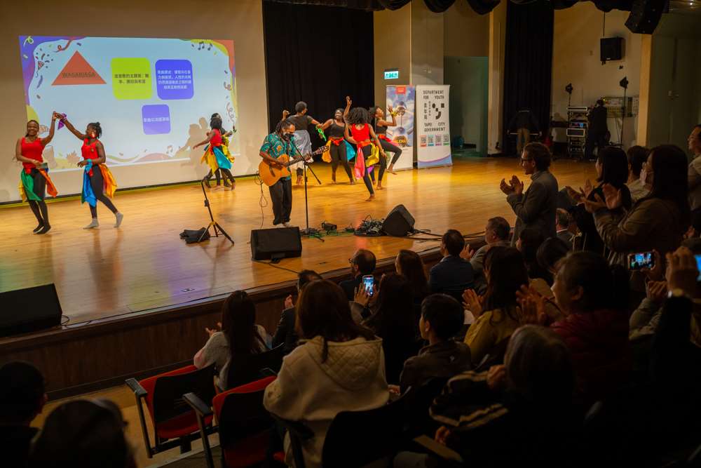 Soirée d'ouverture du Mois de la Francophonie à Taïwan le 7 mars 2026 à Taipei : Mounawar à la guitare et les danseuses de l'Association des ressortissants haïtiens à Taïwan (photo : Sasa / RTI)