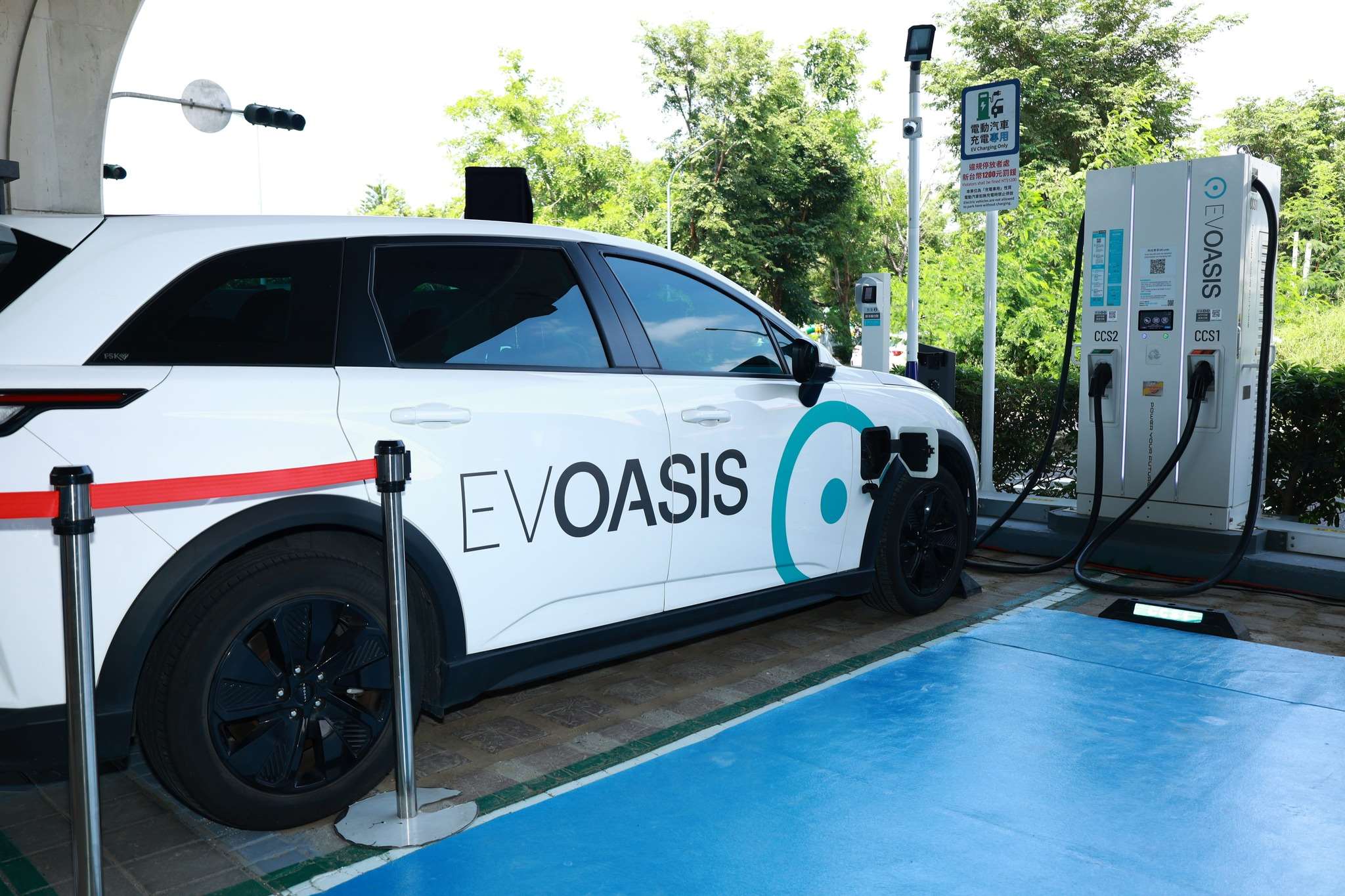 Voiture électrique aux couleurs de la marque EVOASIS en charge sur une de leur station (photo FB EVOASIS) 