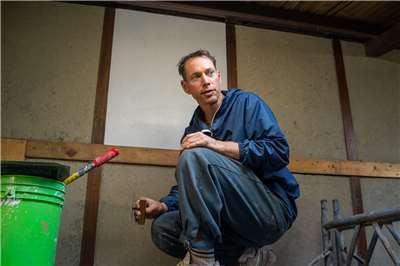 Kyle Holzhueter, maître enduiseur américain formé au Japon, fondateur de Kiwado Plaster (photo : Sasa / RTI)