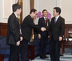 Le président Lai Ching-te reçoit les lauréats des prix du Mois de technologies informatiques (photo, CNA)