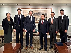 Le dignitaire américain en charge de l'APEC, Casey Mace (3e à gauche) est reçu par la Diplomatie taïwanaise (photo CNA)