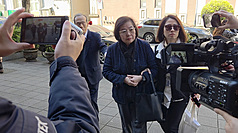 L’ancienne présidente de la section du KMT à Taipei Huang Lu Chin-ju (centre) sort du tribunal de Taipei (photo CNA)