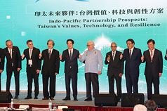 Le président Lai Ching-te (au c.) et des invités au forum Yushan (photo, CNA)