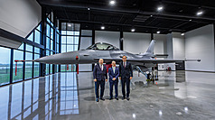 Le vice-ministre de la Défense Hsu Szu-chien (au c.), le chef d'état major adjoint de l'armée de l'air  Tien  Chung-yi (à d.) et le représentant taïwanais aux Etats-Unis Alexander  Yui (à g.) devant le premier chasseur F-16 BLK70 commandé par Taïwan (photo, CNA)