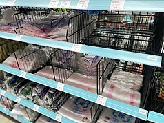 Des ventes des sacs plastiques dans une quincaillerie (Photo CNA)