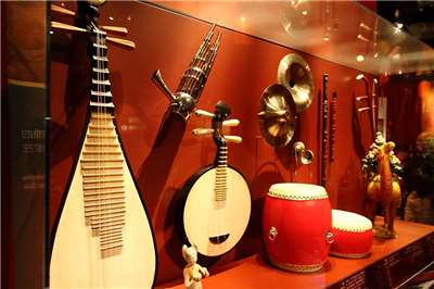 Le Pipa (琵琶), ici au premier plan des instruments chinois exposés (source Flickr)