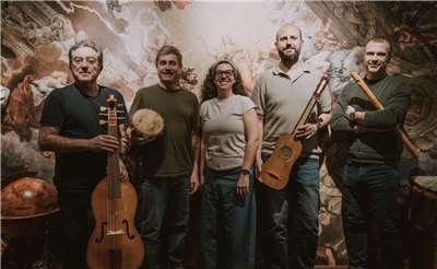Le groupe Capella de Ministrers, dans le studio de l'ensemble Gleam. De gauche à droite : Carles Magraner, Pau Ballester, Èlia Casanova, Robert Cases, David Antich (photo Martin Chiang / The Gleam)