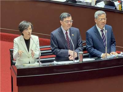 Le Premier ministre Cho Jung-tai (au centre), la Vice-Première ministre Cheng Li-chun (à gauche) et le ministre de l'Economie Kung Ming-hsin (à droite) répondent à des questions des députés (photo : CNA)(photo : RTI / 鄭佑漢)