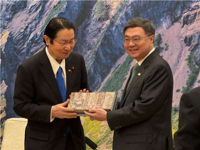 Le Premier ministre taïwanais Cho Jung-tai (droite) reçoit le président de l’Association d’amitié Japon–Taïwan, Seishiro Eto (photo Rti)