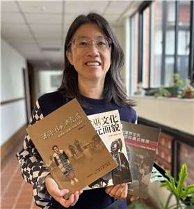 Liu Pi-chen présente trois livres qu'elle a écrit ou co-écrit avec Hu Tai-li, sur les rituels autochtones de Taïwan (photo : aimable crédit)