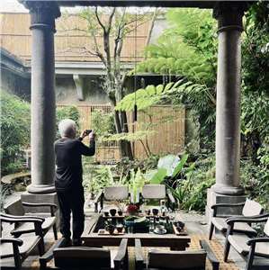 Cours intérieure du Aka Café (photo facebook Aka café)