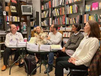 Table ronde sur le FLE académique à Taïwan à la librairie Le Pigeonnier. De gauche à droite : Eric de Payen (président de l'APFT), Fanny Guinot Hsueh (NCCU), Amaury Ramier (Tamkang), Julie Bohec (Fujen) et Agnès Roussel (Wenzao) (photo : Sasa / RTI)