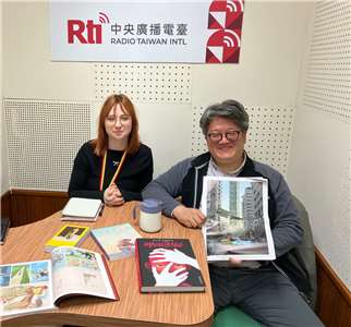 Philippe Tzou, conseiller économique et commercial de l'Agence Wallonne des Exportations et des investissements étrangers au sein du Bureau Belge de Taipei, reçu avec sa stagiaire Clémentine, à RTI, pour nous parler des liens entre la Belgique francophone et Taïwan dans le domaine de la BD (photo : Sasa / RTI)