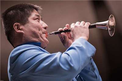 Illustration représentant un joueur de suona (IQRemix-Wikipedia)