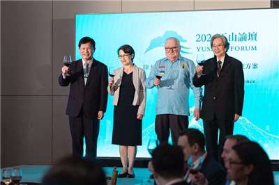 La Vice-Présidente Hsiao Bi-khim et l'ancien Président polonais Lech Walesa (tous deux au centre) lors d'un toast au Forum de Yushan à Taipei le 17 mars 2026 -photo : Présidence)