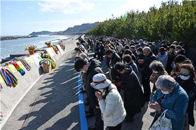 Prière à Fukushima le 11 mars 2026 commémorant les 15 ans du séisme et du tsunami qui ont frappé la ville (AFP)