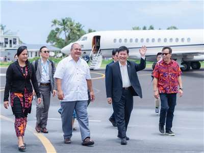 Le ministre Lin Chia-lung (2e à droite) est accueilli à Tuvalu (photo Facebook de Lin Chia-lung)