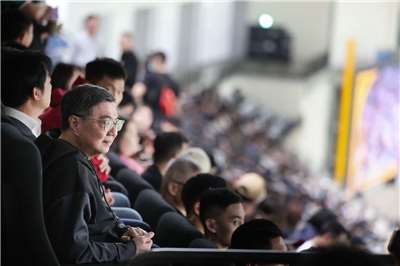 Le Preùier ministre Cho Jung-tai assistant à un match de baseball à Taiwan Arena (photo : FB de Cho Jung-tai)