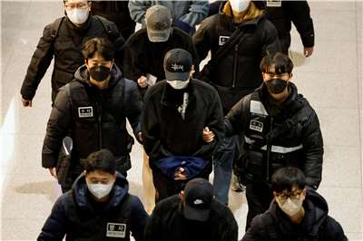 Un vol charter de Korean Air transporte 73 membres d'un réseau d'escroquerie vers Séoul depuis Phnom Penh le 23 janvier 2026 (Image : Reuters)
