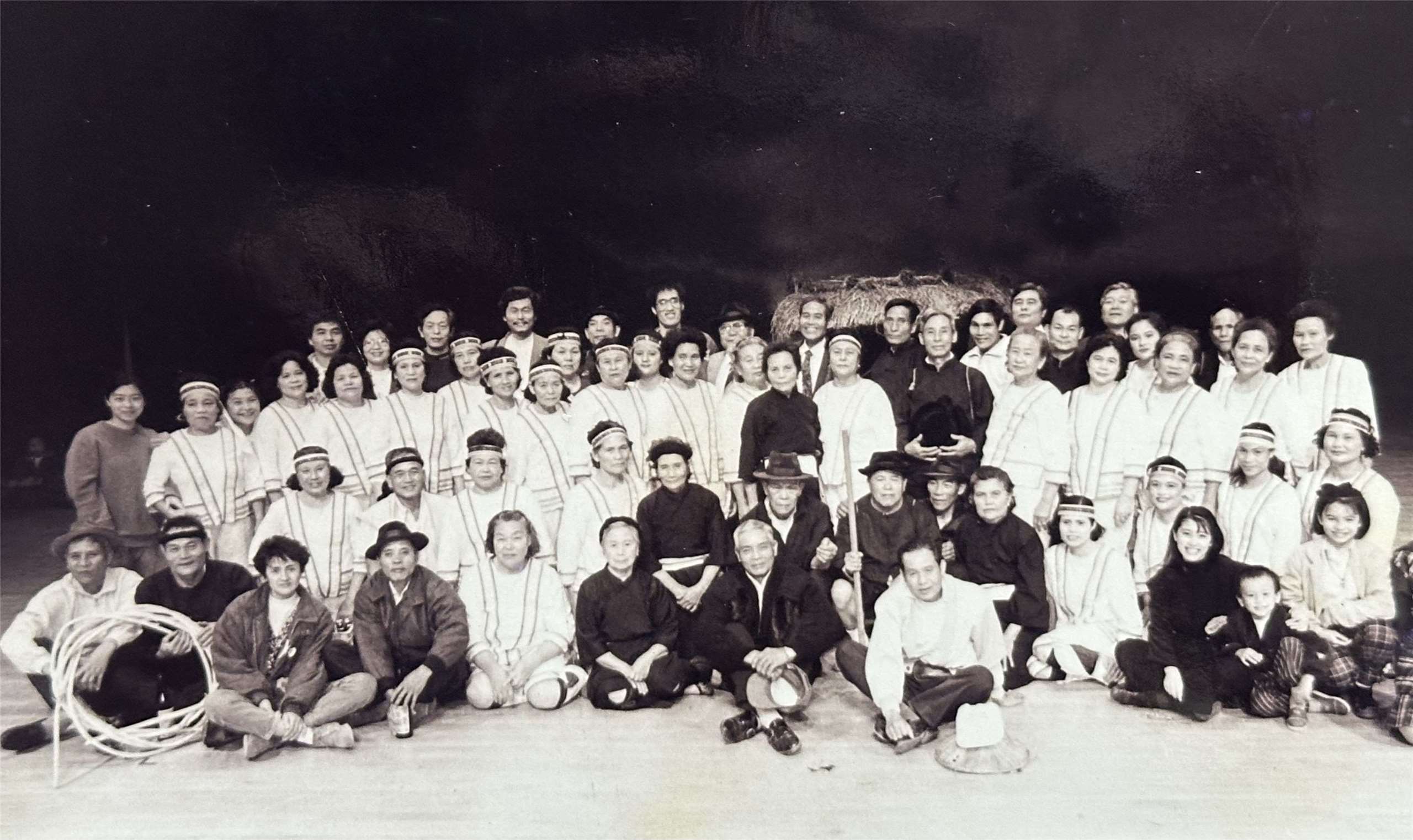 Liu Pi-chen (deuxième à droite, premier rang) fait du bénévolat pour des spectacles de danse autochtone, et découvre les cultures matrilinéaires des Kavalan et des Amis (photo : aimable crédit) 