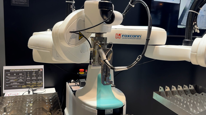 Foxconn de Taïwan dévoile son robot infirmier, un bras robotique IA de nouvelle génération (photo CNA)