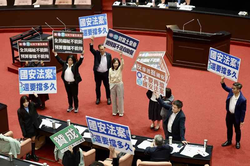 Au Yuan législatif, des membres du DPP protestent contre l'opposition qui refuse de mettre le budget général et la loi sur la sécurité nationale à l'ordre du jour (photo CNA)