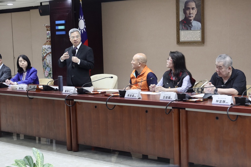 Invité à s’exprimer sur cette question par la commission économique du Parlement, le ministre de l’Economie Kung ming-hsin (龔明鑫) a indiqué que les fournisseurs de matières premières plastiques commenceront dès demain à distribuer des pellets aux fabricants afin de produire des sacs plastiques à prix normal (photo CNA)
