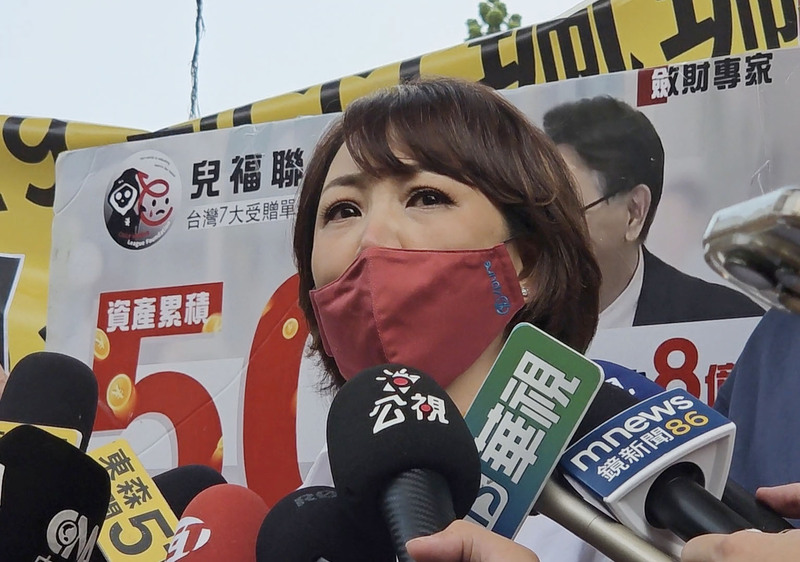 Plus de 30 associations ont manifesté aujourd'hui devant le siège du Yuan exécutif et déposé une pétition suite à l'affaire Kai Kai et la condamnation d'une travailleuse sociale à deux ans de prison pour homicide involontaire (photo CNA)
