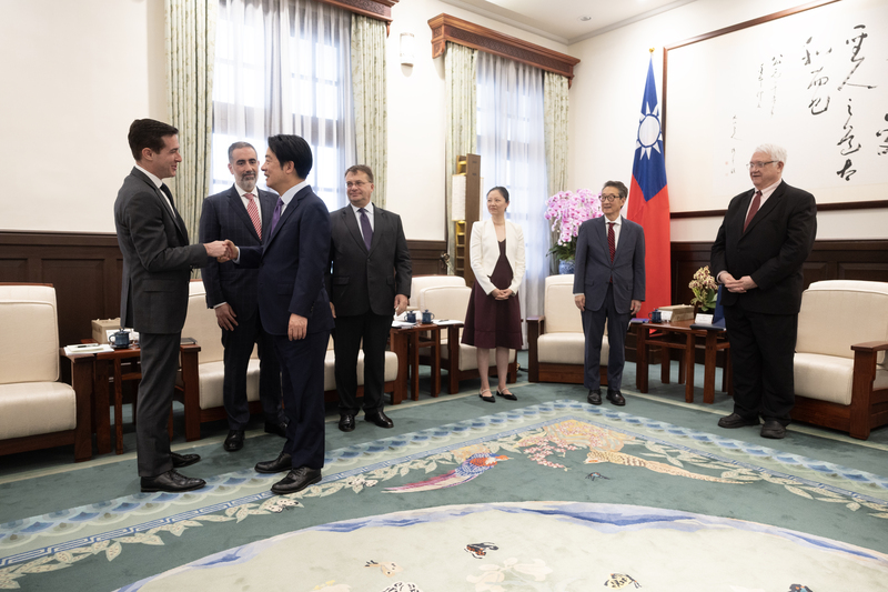 Le président Lai Ching-te reçoit une délégation du think tank américain CSIS au palais présidentiel (photo, CNA)
