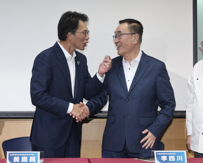 Lee Shu-chuan, du KMT (à droite) félicité par Huang Kuo-chang du TPP (à gauche) pour avoir remporté le sondage organisé conjointement par lesdeux partis pour détermer qui sera le candidat de l'opposition à l'élection du maire de Nouveau Taipei en novembre 2026 (photo : CNA)