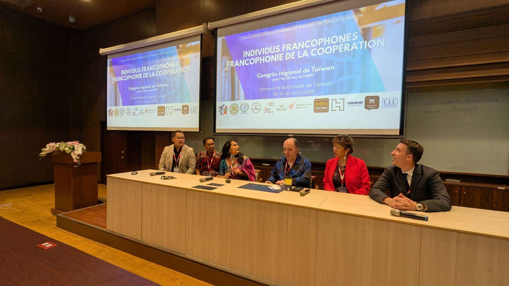 Ouverture du Congrès régional de l’APFT, à l’occasion des 30 ans de l’association, à NTU. De gauche à droite : Ghislain Mouton, délégué de la Société japonaise de didactique du français, Sophie Undorf-Bouvier, présidente de la Commission Asie-Pacifique de la Fédération Internationale des Professeurs de français, Preeti Bhutani, présidente de la FLE Educators Association, Eric De Payen, président de l’Association des professeurs de français de Taïwan, Ahmad Kamil Bin Ghazali, président de l’Association malaisienne des professeurs de français et Thanawit Kraiperm, délégué de l’Association thaïlandaise des professeurs de français (Photo : Maximilien Dersch du Mesgnil d'Engente)  