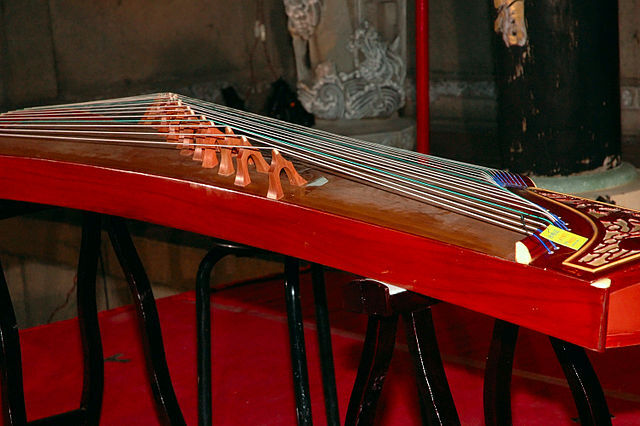 Guzheng (image Wikimedia commons)