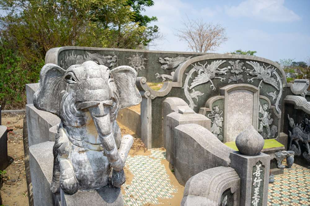 Une tombe très originale, gardée par des éléphants, au cimetière de Nanshan à Tainan (photo : Sasa)