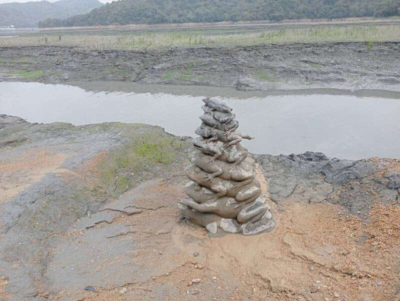 Statue des neuf grenouilles, témoin du niveau d'eau du lac du soleil et de la lune, dans le comté de Nantou (photo CNA)