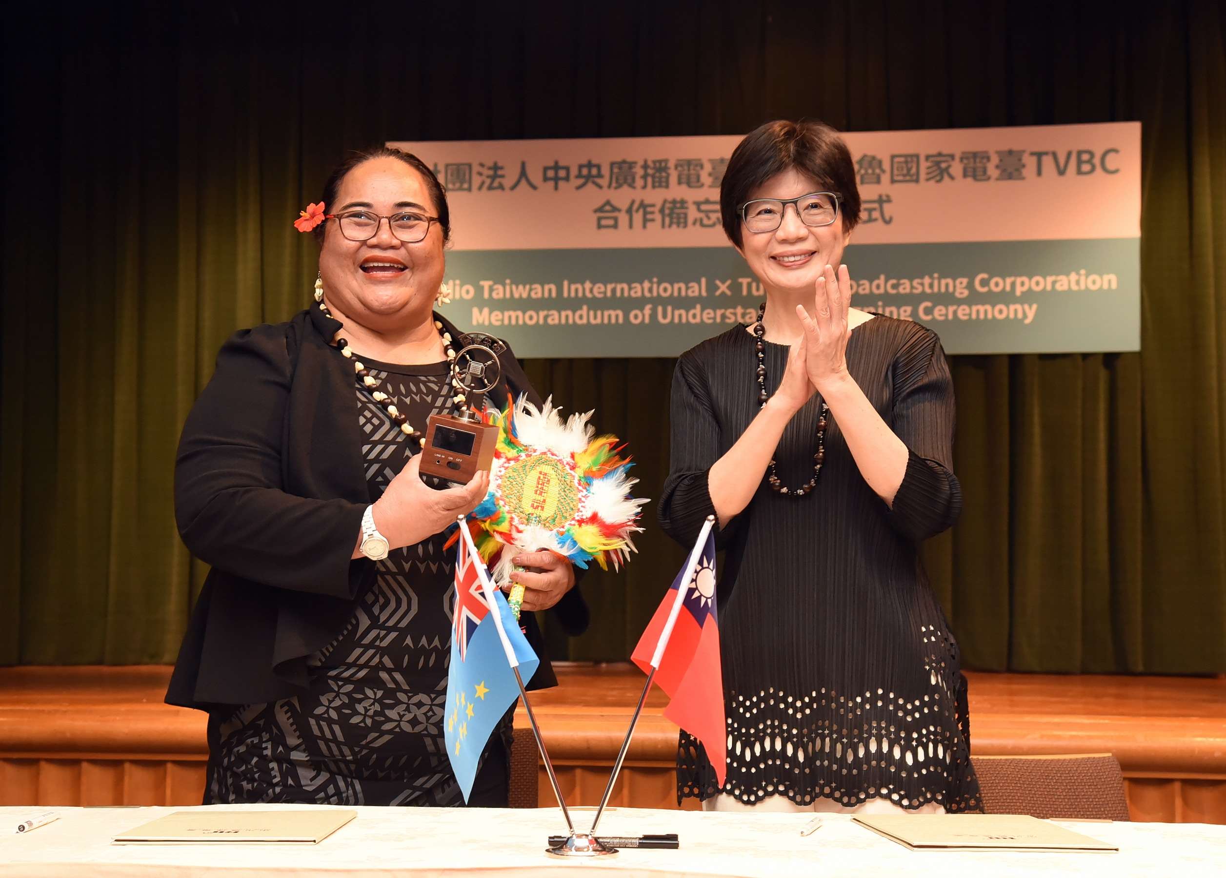 L'ambassadrice de Tuvalu à Taïwan Lily Tangisia Faavae (à gauche) et Cheryl Lai, la présidente de RTI (à droite), lors du renouvelement de la coopération avec la TVBC de Tuvalu (photo : Rti)