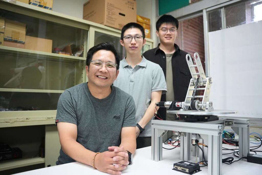 Une équipe de l'université nationale centrale de Taïwan présente son bras robotique anti-perturbation et de haute précision (photo de la NCU)