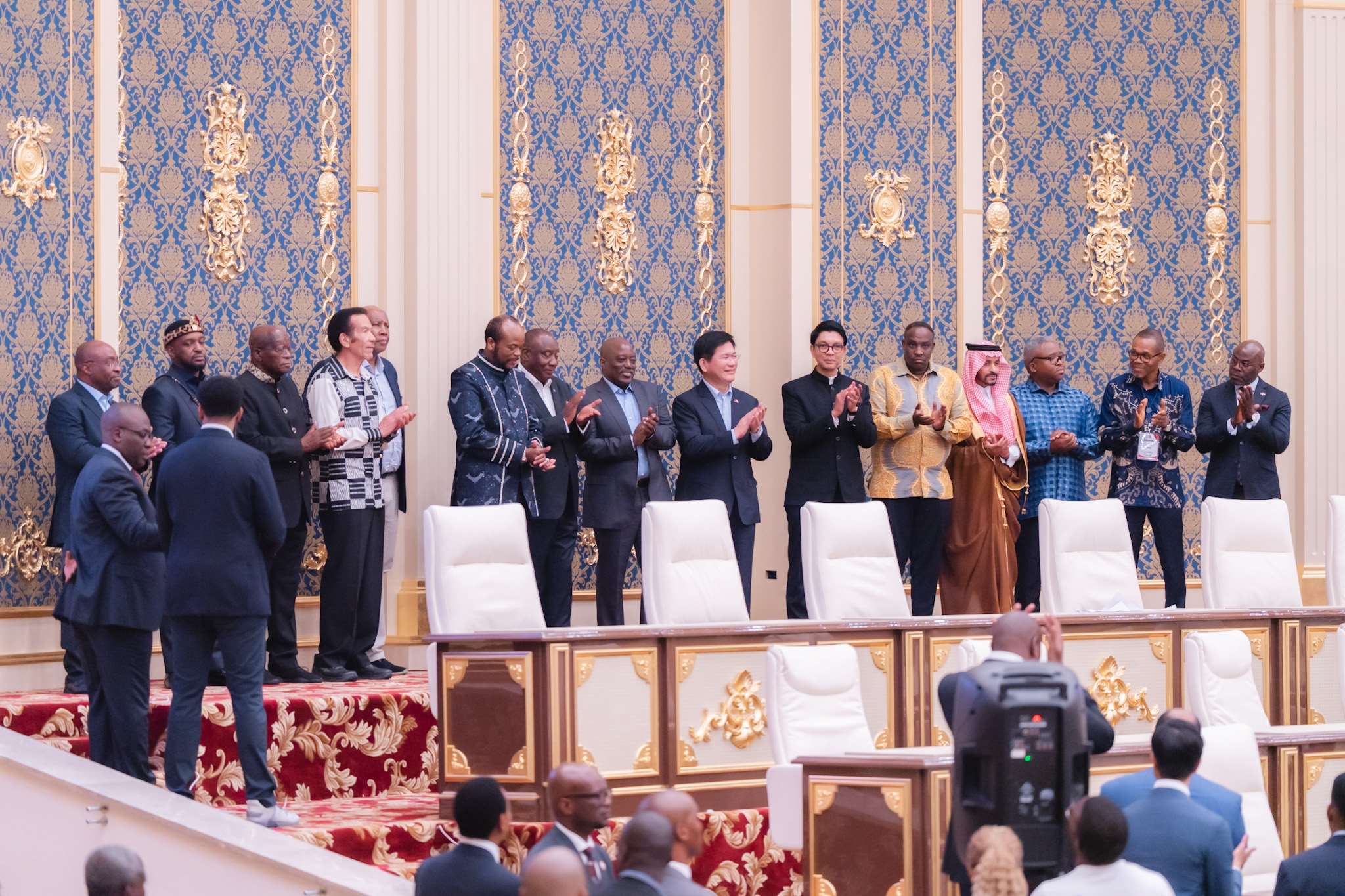 Le ministre taïwanais des Affaires étrangères Lin Chia-lung (7e à d.) assiste à l'inauguration du nouveau Centre de Congrès internationaux en Swatini (photo, Facebook Lin Chia-lung)
