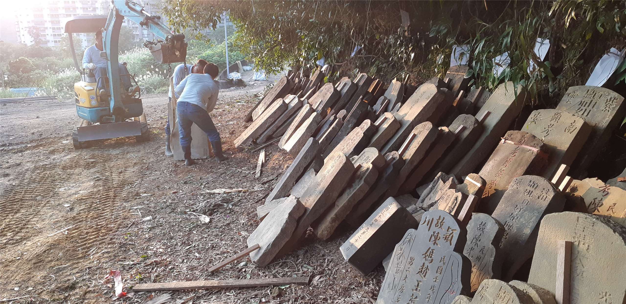 Dépôt de pierres tombales du cimetière public numéro 1 de Xindian avant déplacement vers un lieu de stockage temporaire en 2019 (photo : James X. Morris) 